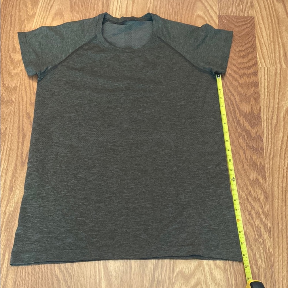 Woman’s Lululemon swiftly tech tee shirt sleeve army green size 12